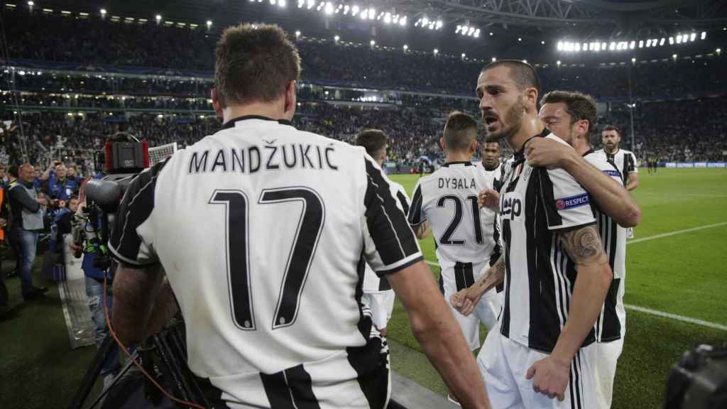 Los jugadores de la Juventus celebran el gol de Mandzukic.