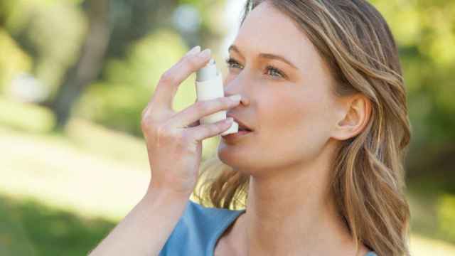 Una mujer con un inhalador para el asma