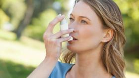 Una mujer con un inhalador.