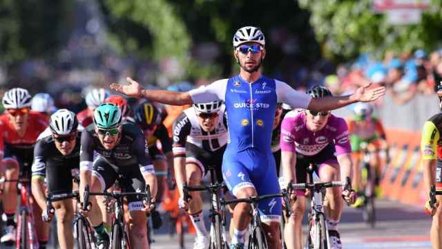 Gaviria al imponerse al sprint en la quinta etapa del Giro.