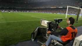Un cámara de televisión durante un partido de fútbol.