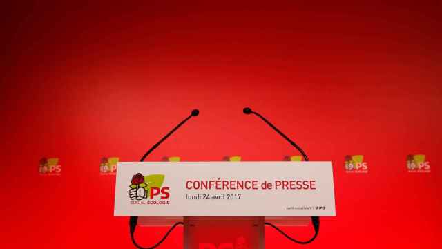 Atril de prensa vacío en la sede del Partido Socialista francés en París