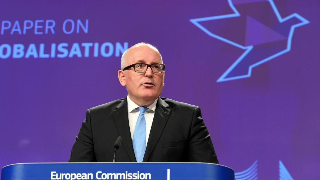 El vicepresidente Timmermans admite que la UE responde tarde a los perdedores de la globalización