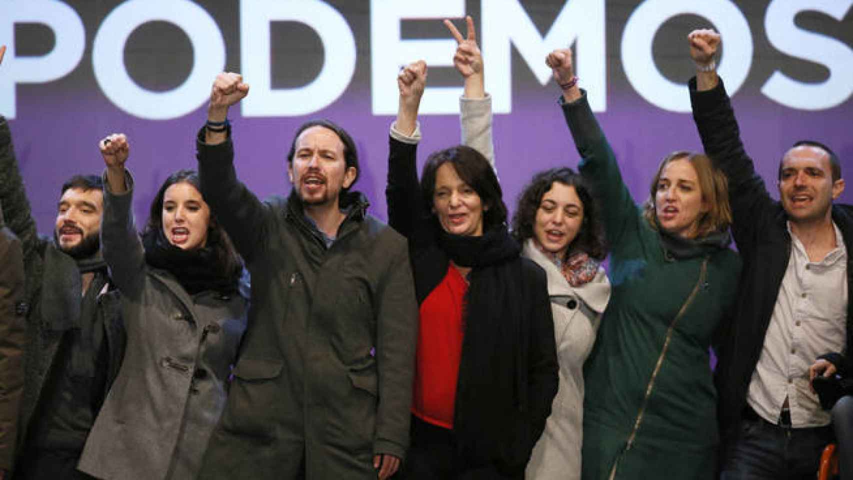 Otros tiempos en Podemos: Pablo Bustinduy, Irene Montero, Pablo Iglesias, Carolina Bescansa, Tania González, Tania Sánchez y Luis Alegre, en la noche electoral del 20-D.