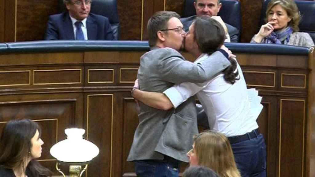 El beso entre Iglesias y Domènech, en el Congreso de los Diputados.