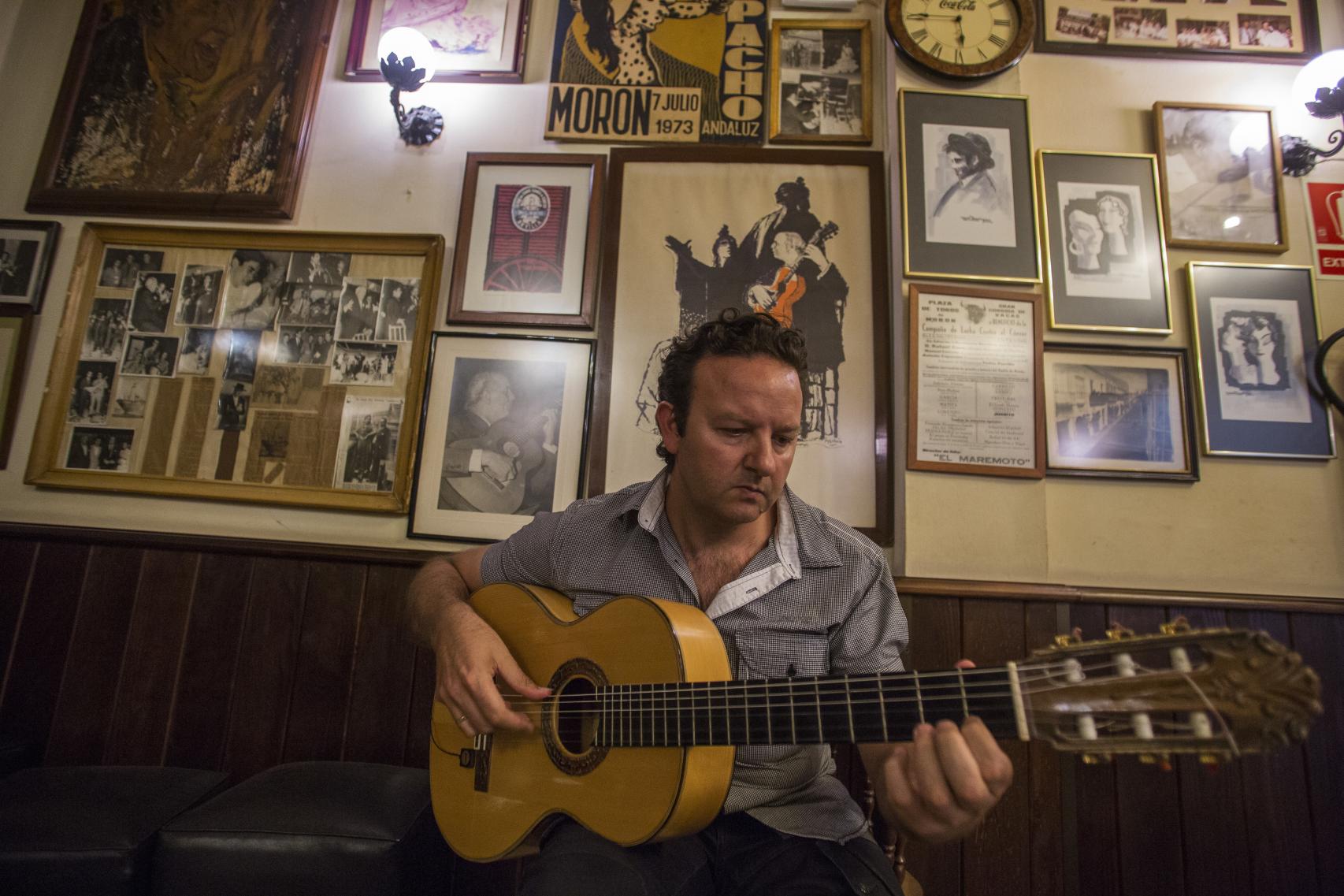 José Delgado tocando su guitarra en el bar Alemán de Morón de la Frontera (Sevilla).