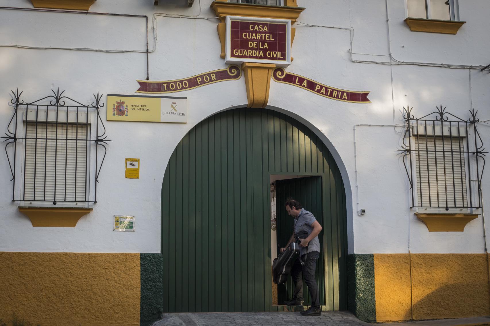 El comandante del puesto de la Guardia Civil de Morón de la Frontera, José Delgado, llegando a su casa cuartel.