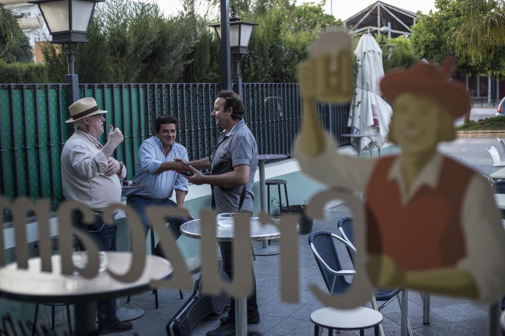 El Pico de Morón saludando a unos vecinos a la salida de un bar.