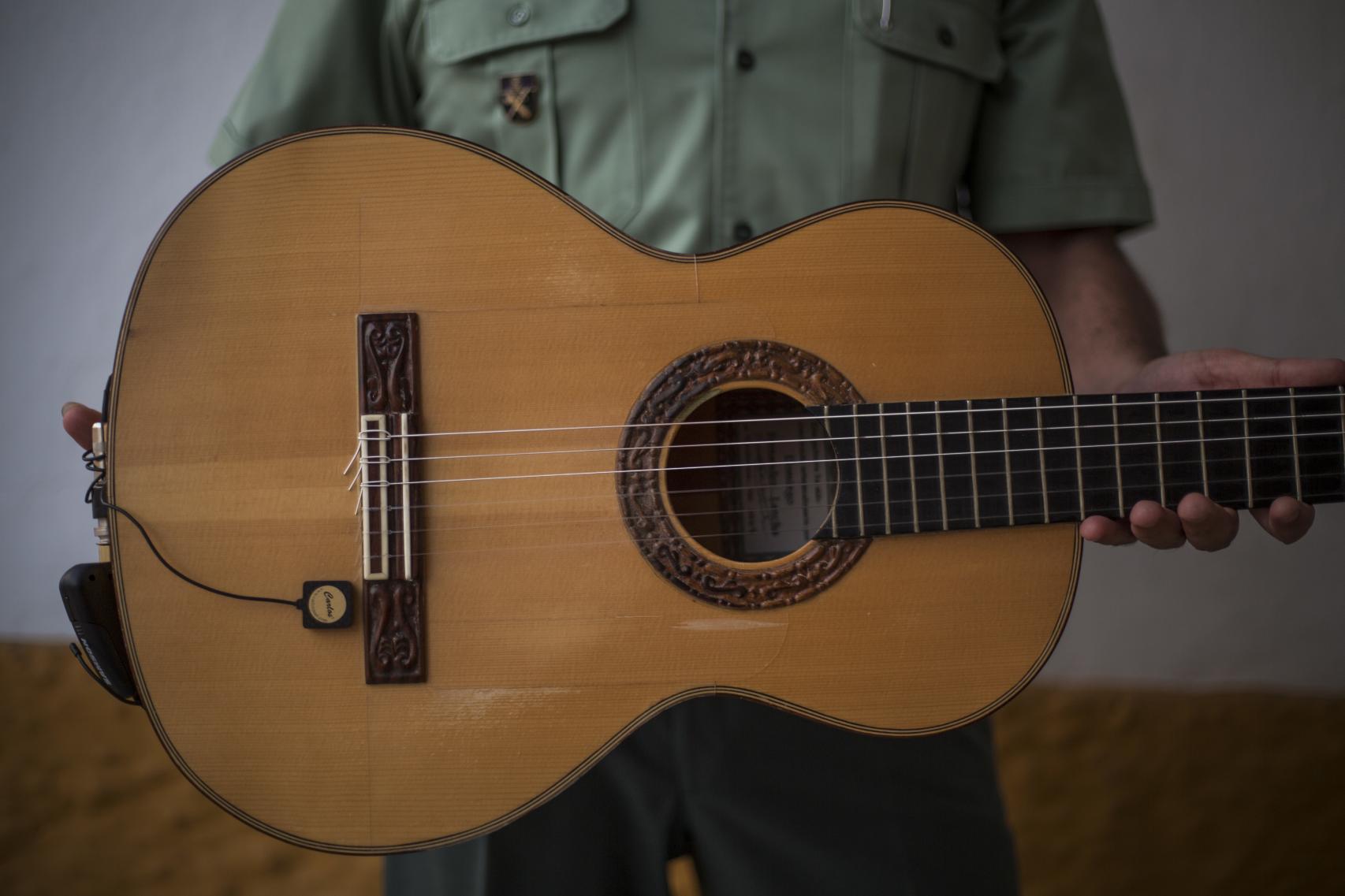 José Delgado, comandante del puesto de la Guardia Civil de Morón de la Frontera con su guitarra en la casa cuartel.