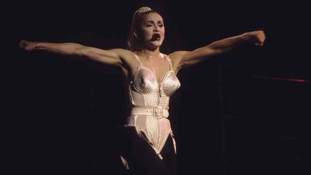 Madonna con el famoso body de Gaultier durante su gira Blong Ambition. | Foto: Getty Images.