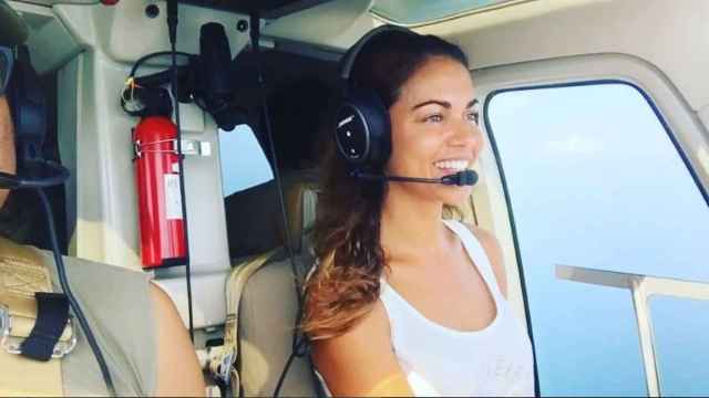 Lara Álvarez pilotando un helicóptero en Isla Cochinos (Honduras).