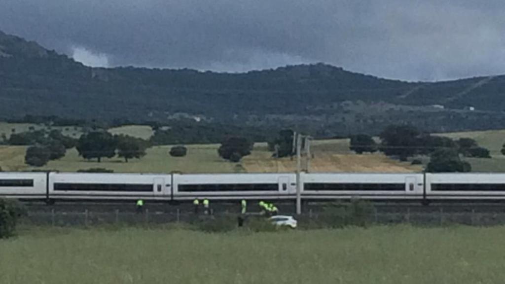 Trabajadores de Adif investigando el tren accidentado.