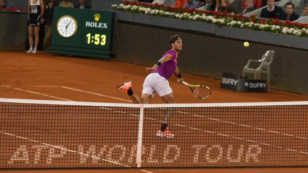 Nadal, voleando en el partido ante Goffin.
