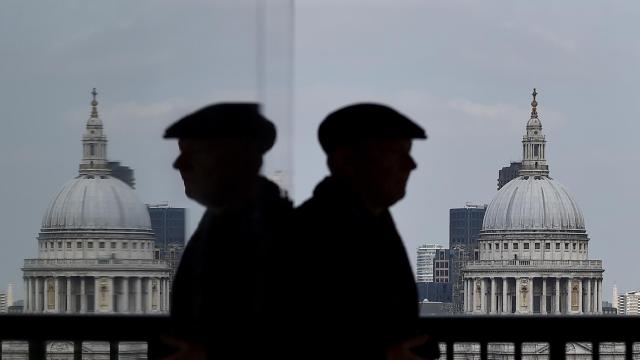 Un hombre contempla la catedral de San Pablo en Londres.