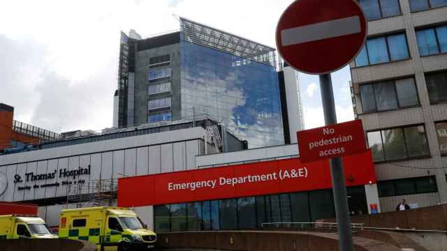 Ambulancia frente al hospital Saint Thomas, en Londres