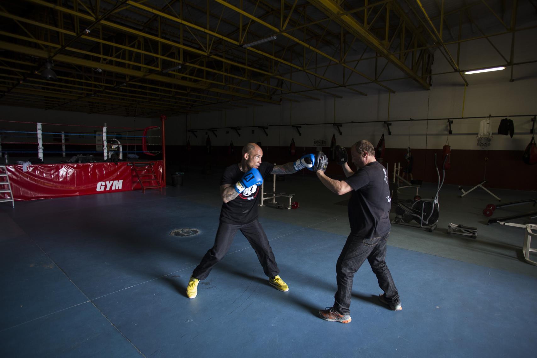 Doming, uno de los hijos de Antonio El Bigotes entrenando como boxeador a Álvaro Ortega.