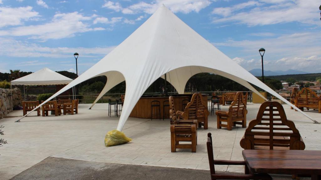 A los pies de la carpa aún estaba, varios días después, la bolsa de basura con los manteles de los primeros auxilios