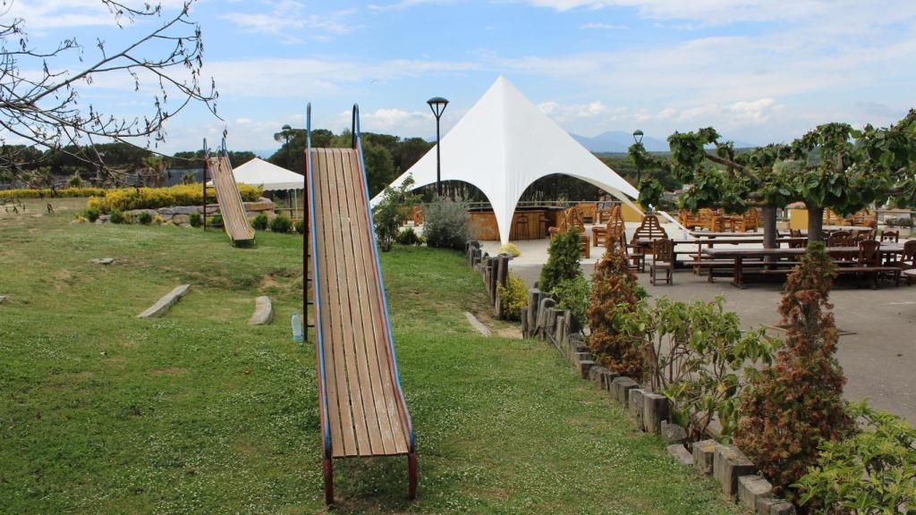 Mas Oller es un restaurante frecuentado por muchas familias con niños y tiene zonas infantiles