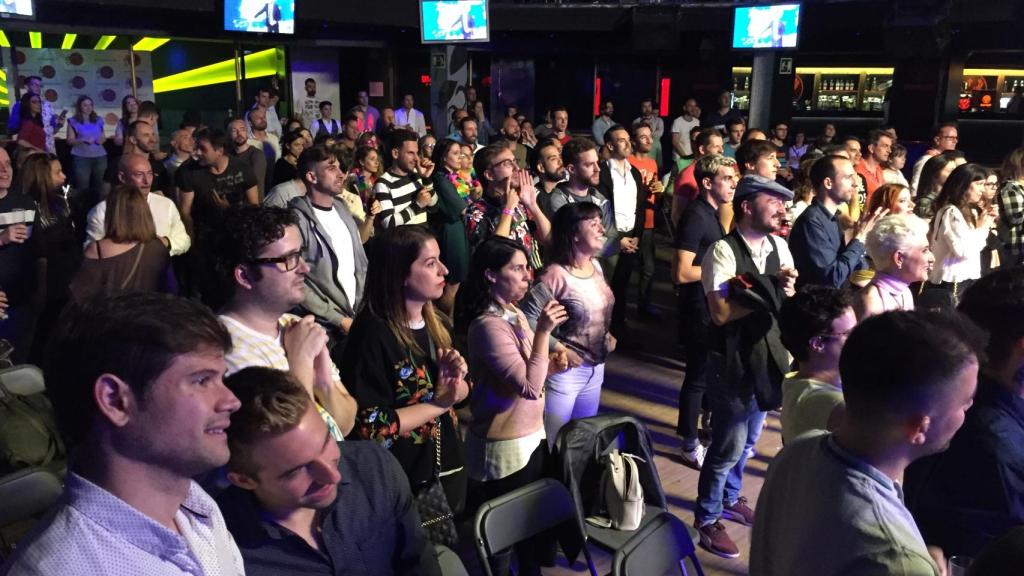 Decenas de fans viven la gala en directo.