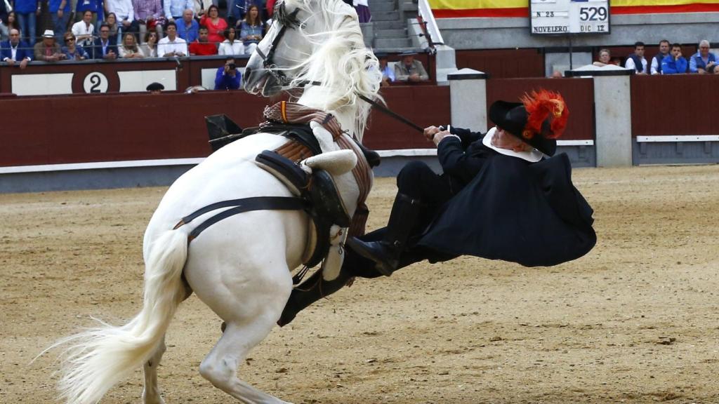 El aguacilillo cayó de la montura durante el despeje de plaza