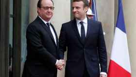 Hollande recibe a Macron en las escaleras del Elíseo.