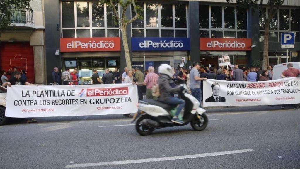 Sede de El Periódico durante la huelga del 15 de mayo.
