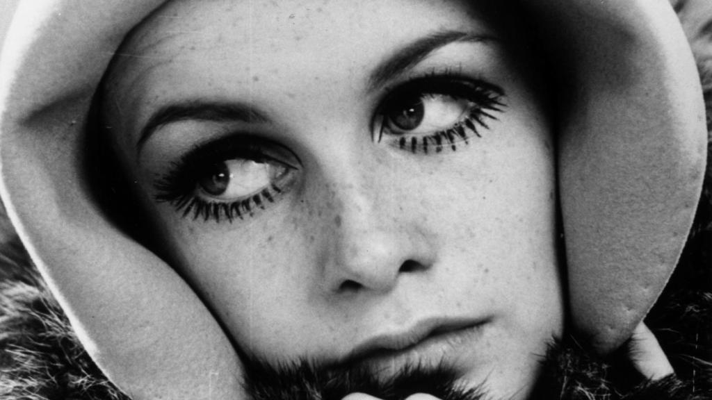 La mirada dulce de Twiggy captó la atención de numerosos editoriales de moda. | Foto: Getty Images.