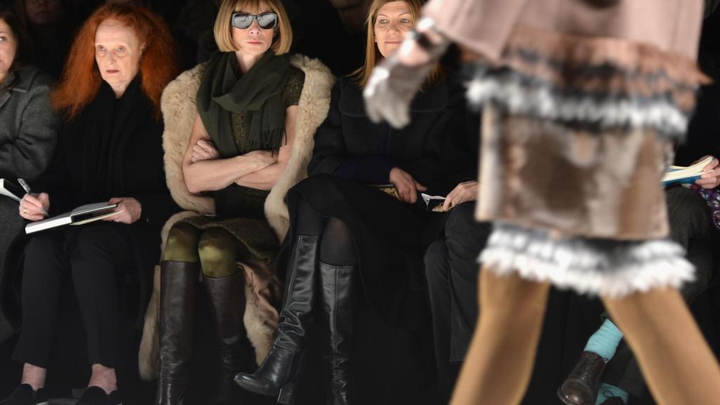 Anna Wintour junto a Grace Coddington en el front row del desfile de Carolina Herrera. | Foto: Getty Images.