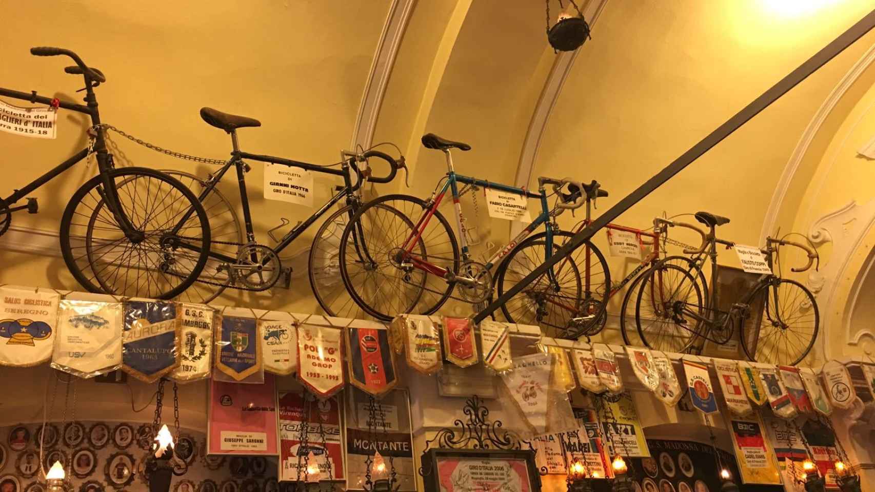 Las bicicletas de los más grandes ocupan un lugar de privilegio en este museo improvisado del ciclismo.