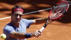 Federer, entrenando el año pasado en Roland Garros.