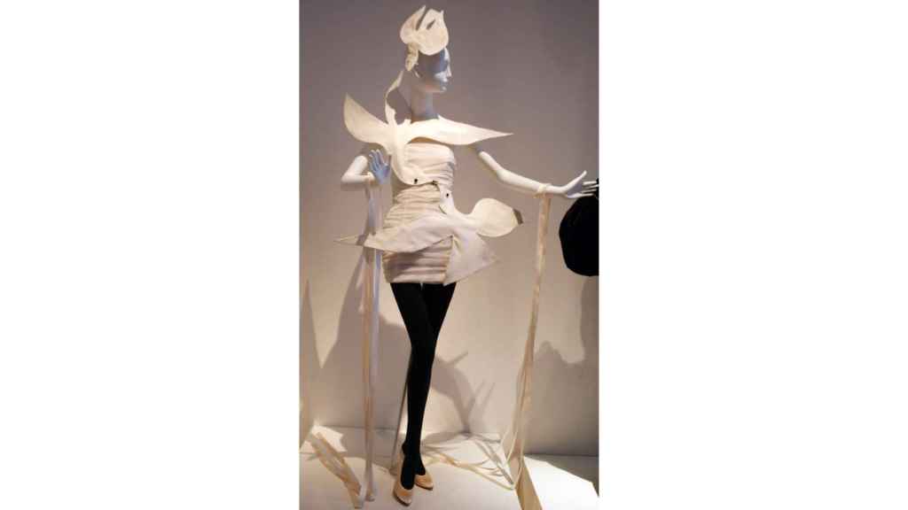 Vestido nupcial inspirado en el artista Braque. | Foto: GTRES