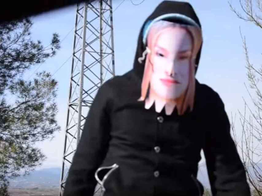 Fotograma del videoclip Borbón Mongo, de la banda catalana Émbolo, con una careta de la Reina Letizia.