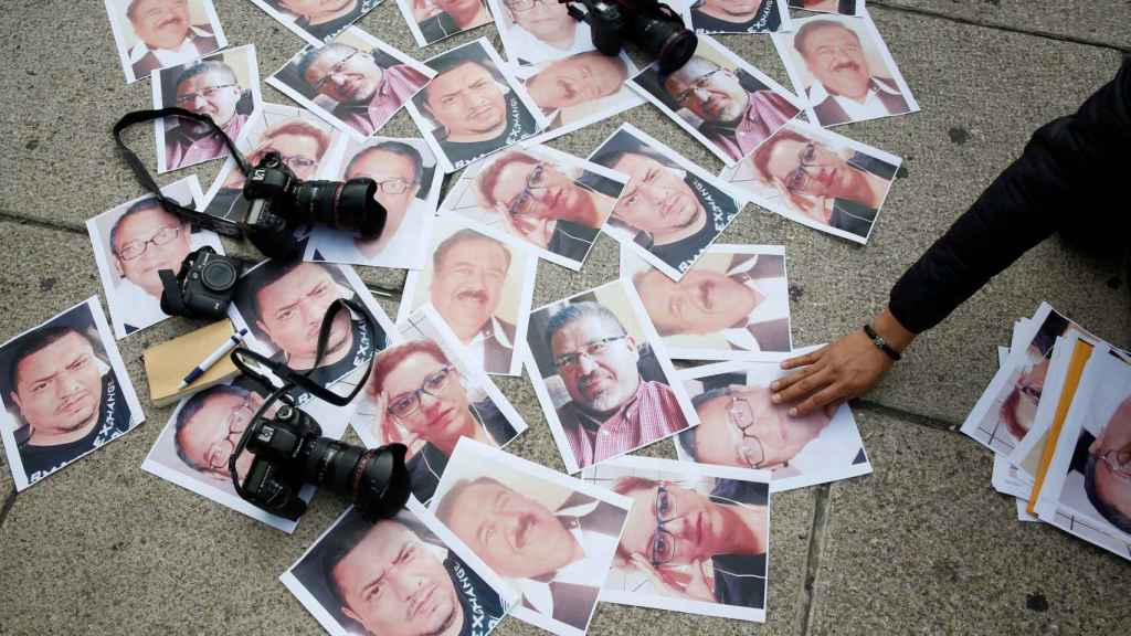 Fotos de periodistas asesinados durante una protesta este martes