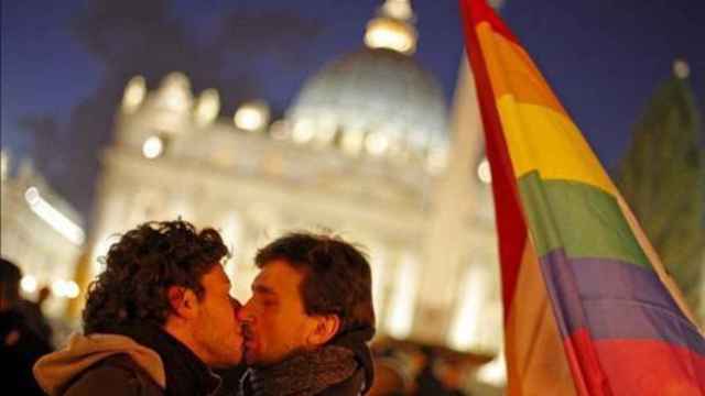 Dos homosexuales se besan frente al Vaticano en una imagen de archivo