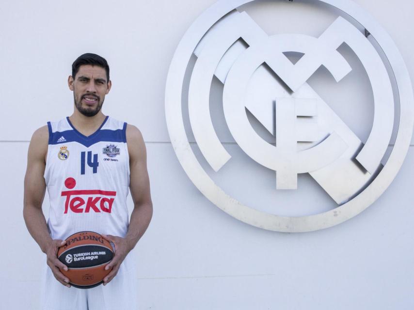 Ayón posa junto al escudo del Real Madrid.