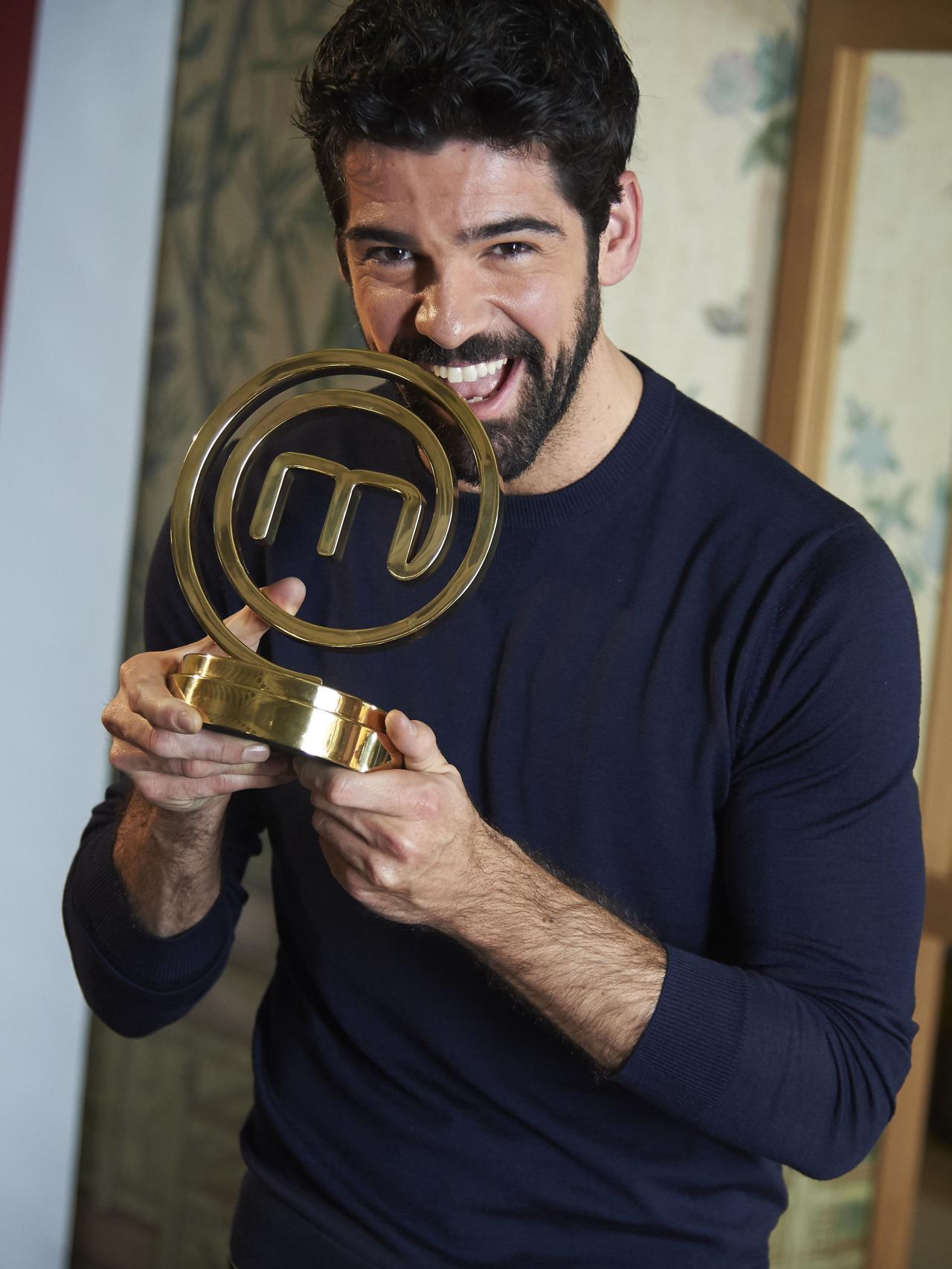 Miguel Ángel Muñoz con el premio de MasterChef.