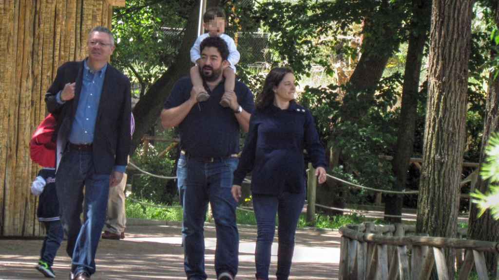 Ruiz-Gallardón, su hijo, su nuera y su nieto, en el zoo.
