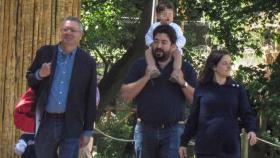 Ruiz-Gallardón, su hijo, su nuera y su nieto, en el zoo.