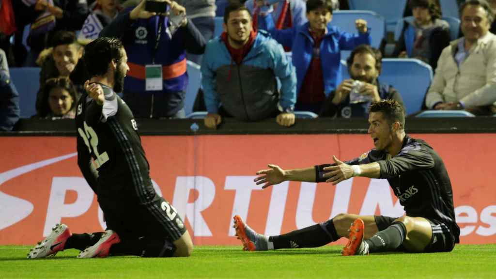 Isco y Cristiano Ronaldo celebran un gol en Balaídos.