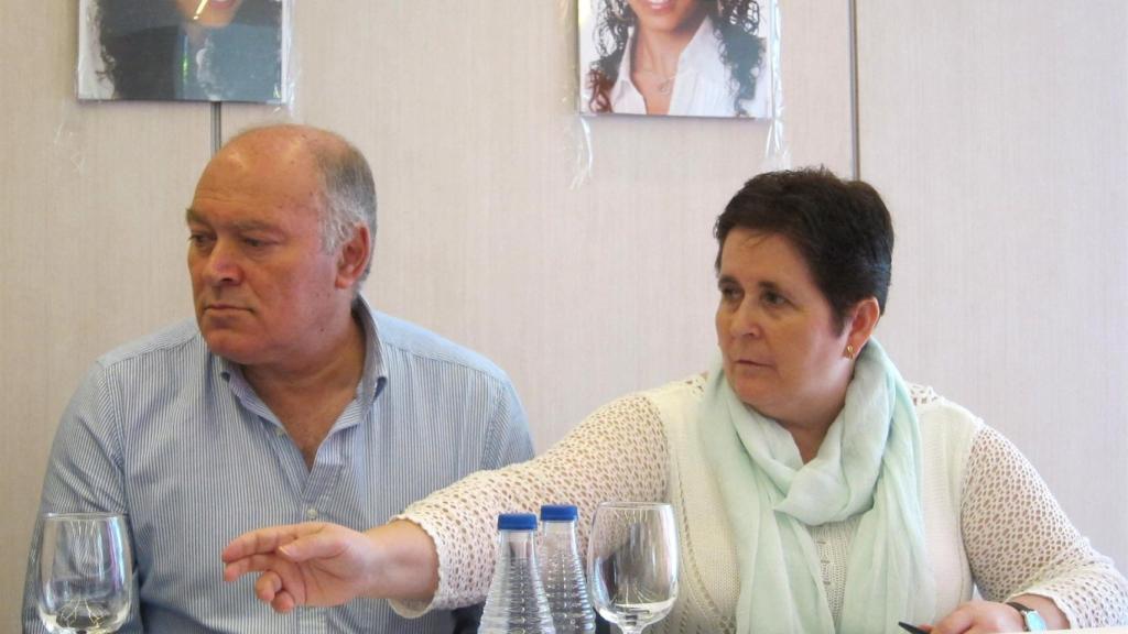 El padre adoptivo de Maloma, junto con una familiar. Al fondo, fotos de la joven saharaui.