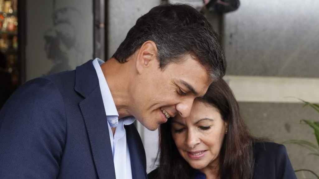 Anne Hidalgo regala unos gemelos a Pedro Sánchez en la campaña de primarias
