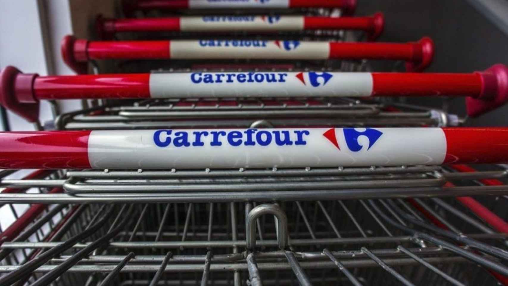 Varios carritos de Carrefour, en un establecimiento de la marca.