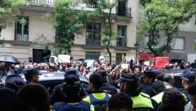 Opositores protestan contra el embajador de Venezuela en Madrid y éste denuncia su secuestro.