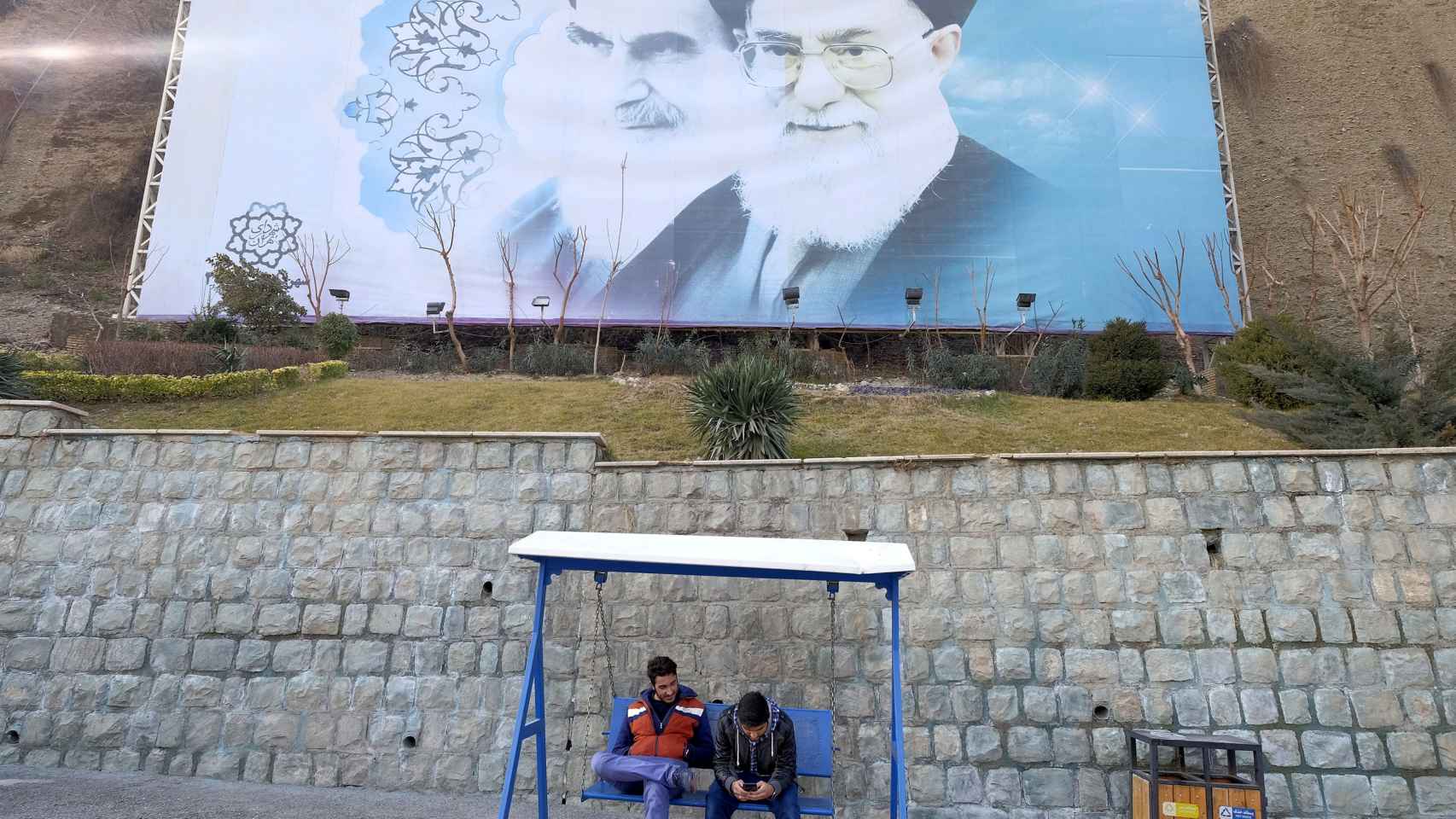 Un cartel de Jomeini y Jameini, en Teherán.