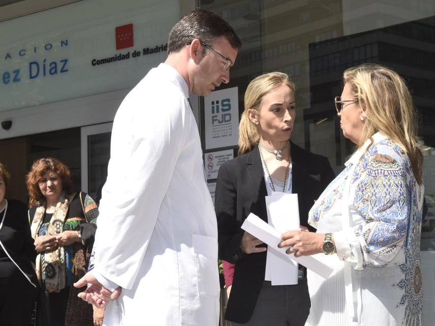 Carmen Borrego hablando con los médicos a las puertas del hospital.