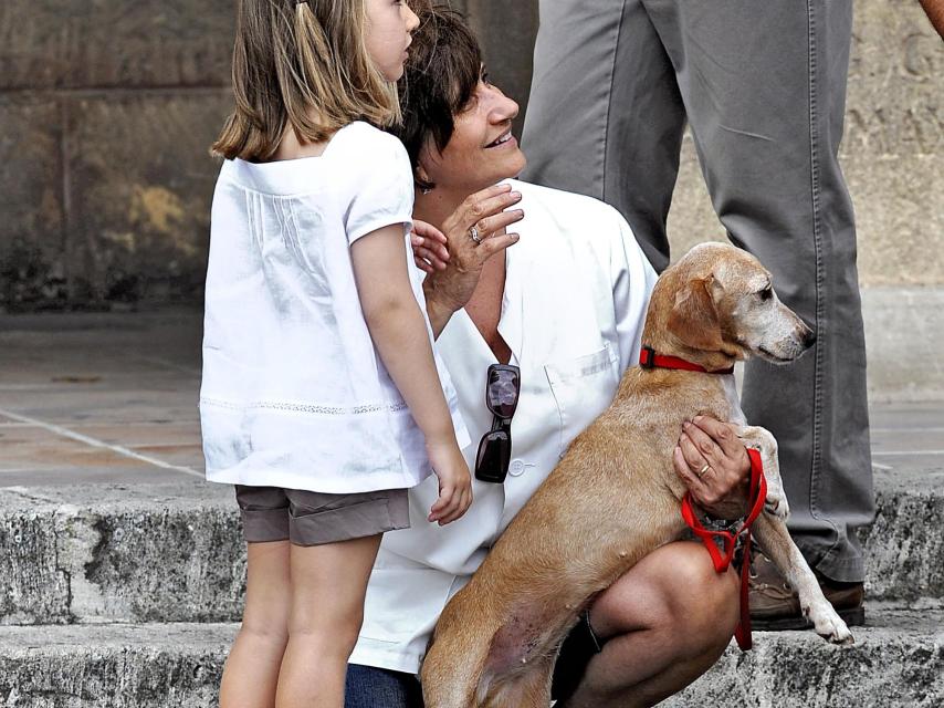 La princesa Leonor, con un perrito en Palma de Mallorca.