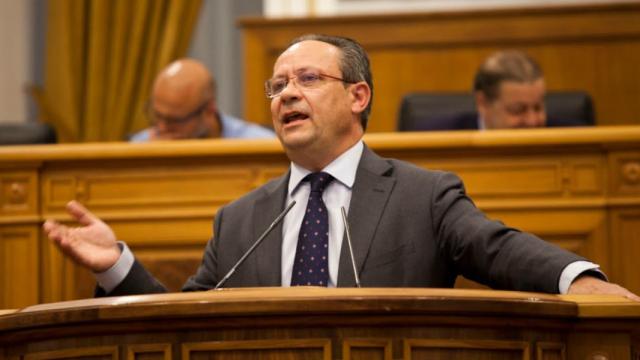 Ruiz Molina, este jueves en la tribuna de las Cortes regionales. Foto: Héctor Martín