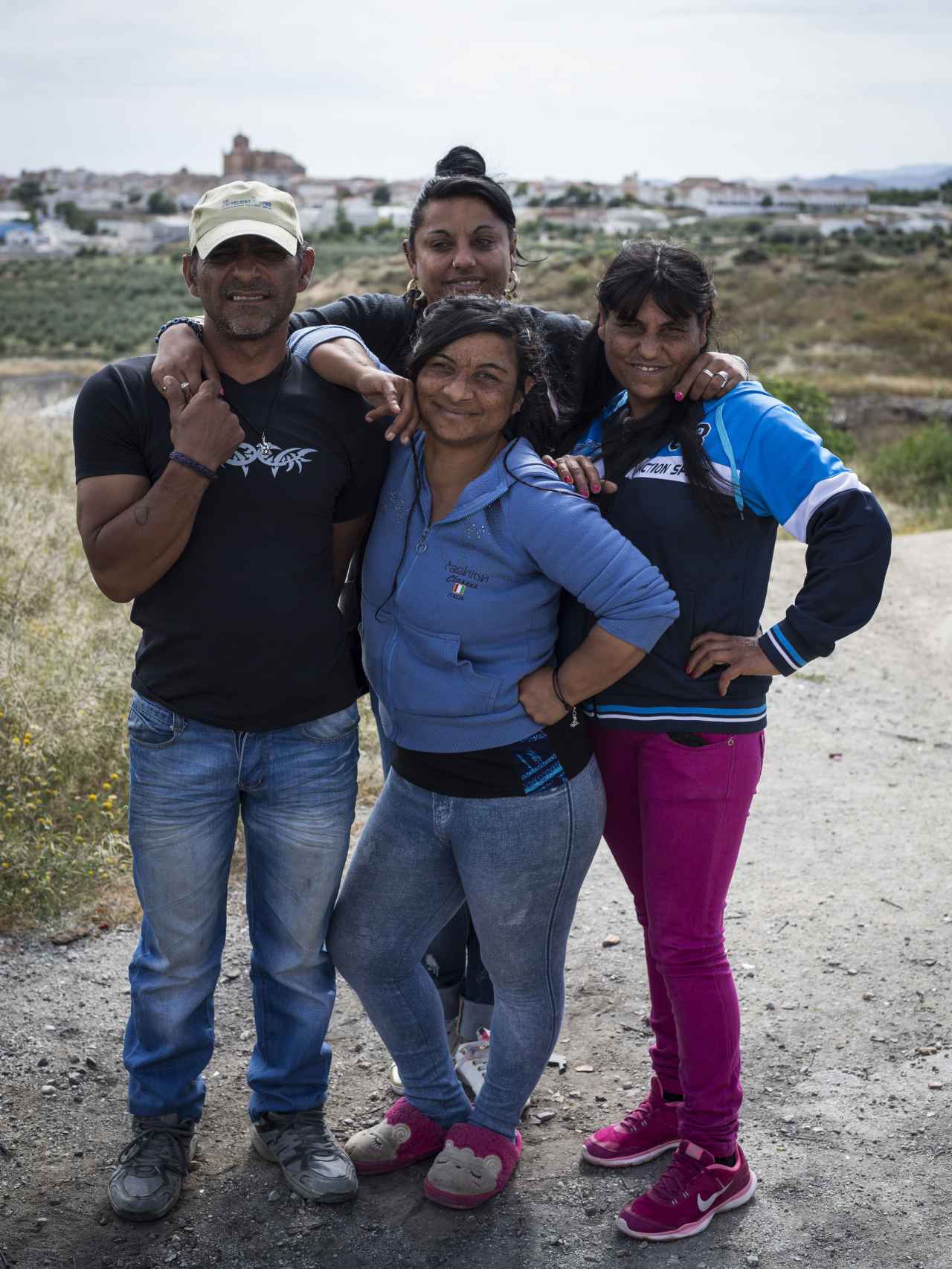 Juan Ramón, Elena (sudadera celeste), Guadalupe (detrás) y María. Los cuatros son hermanos y son sordomudos. También son tíos de una joven enana.