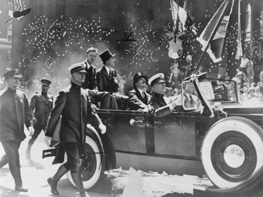 Desfile en coche descubierto por Broadway junto al alcalde, James Walker (Library of Congress).