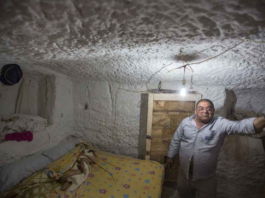 Una de las habitaciones de la casa-cueva de Francisco Moreno Moreno, el patriarca de la familia.